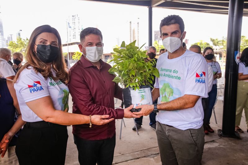 O Governador Helder Barbalho assumiu o compromisso de implementar a Carta da Terra e os Objetivos para o Desenvolvimento SustentÃ¡vel (ODS) no territÃ³rio paraense durante a abertura da Semana Estadual de Meio Ambiente, nesta segunda-feira (07). O ParÃ¡ Ã© o primeiro Estado do Brasil a oficializar este compromisso desde a concepÃ§Ã£o da Carta. O evento tambÃ©m foi marcado pelo plantio de 25 mudas de madeiras nobres da regiÃ£o, ipÃª-amarelo, ipÃª-roxo e pau-preto, no Porto Futuro, em BelÃ©m.Â  <div class='credito_fotos'>Foto: Marco Santos / Ag. Pará   |   <a href='/midias/2021/originais/8689_0ccb52c4-0a61-4376-1908-c9497b830fa2.jpg' download><i class='fa-solid fa-download'></i> Download</a></div>