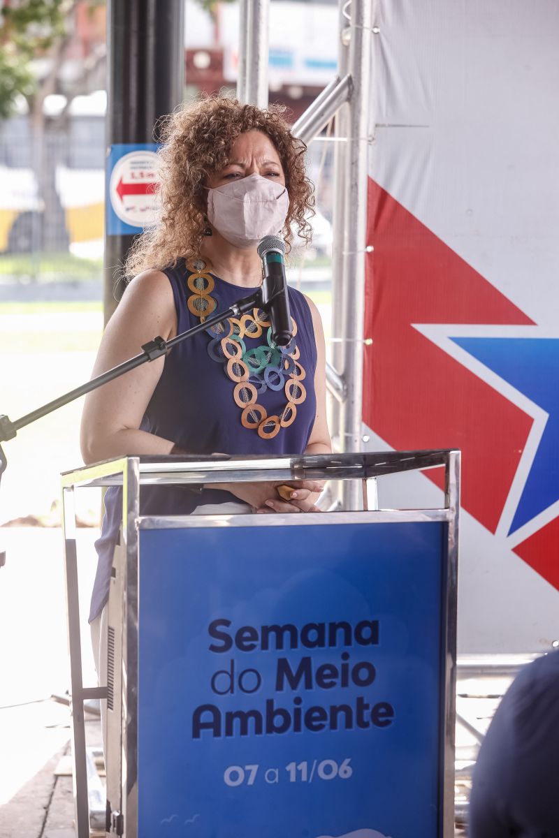 O Governador Helder Barbalho assumiu o compromisso de implementar a Carta da Terra e os Objetivos para o Desenvolvimento SustentÃ¡vel (ODS) no territÃ³rio paraense durante a abertura da Semana Estadual de Meio Ambiente, nesta segunda-feira (07). O ParÃ¡ Ã© o primeiro Estado do Brasil a oficializar este compromisso desde a concepÃ§Ã£o da Carta. O evento tambÃ©m foi marcado pelo plantio de 25 mudas de madeiras nobres da regiÃ£o, ipÃª-amarelo, ipÃª-roxo e pau-preto, no Porto Futuro, em BelÃ©m.Â  <div class='credito_fotos'>Foto: Marco Santos / Ag. Pará   |   <a href='/midias/2021/originais/8689_754c57bb-5c56-4eb2-6d00-fae57b27b57b.jpg' download><i class='fa-solid fa-download'></i> Download</a></div>