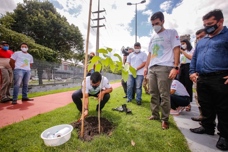 O Governador Helder Barbalho assumiu o compromisso de implementar a Carta da Terra e os Objetivos para o Desenvolvimento SustentÃ¡vel (ODS) no territÃ³rio paraense durante a abertura da Semana Estadual de Meio Ambiente, nesta segunda-feira (07). O ParÃ¡ Ã© o primeiro Estado do Brasil a oficializar este compromisso desde a concepÃ§Ã£o da Carta. O evento tambÃ©m foi marcado pelo plantio de 25 mudas de madeiras nobres da regiÃ£o, ipÃª-amarelo, ipÃª-roxo e pau-preto, no Porto Futuro, em BelÃ©m.Â  <div class='credito_fotos'>Foto: Marco Santos / Ag. Pará   |   <a href='/midias/2021/originais/8689_8a10d602-0b20-0831-10c7-990b1cd06dc8.jpg' download><i class='fa-solid fa-download'></i> Download</a></div>