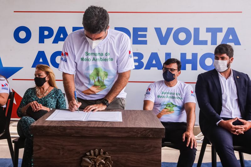 O Governador Helder Barbalho assumiu o compromisso de implementar a Carta da Terra e os Objetivos para o Desenvolvimento SustentÃ¡vel (ODS) no territÃ³rio paraense durante a abertura da Semana Estadual de Meio Ambiente, nesta segunda-feira (07). O ParÃ¡ Ã© o primeiro Estado do Brasil a oficializar este compromisso desde a concepÃ§Ã£o da Carta. O evento tambÃ©m foi marcado pelo plantio de 25 mudas de madeiras nobres da regiÃ£o, ipÃª-amarelo, ipÃª-roxo e pau-preto, no Porto Futuro, em BelÃ©m.Â  <div class='credito_fotos'>Foto: Marco Santos / Ag. Pará   |   <a href='/midias/2021/originais/8689_ac87a8f5-d855-fafa-32e5-fd1a953da371.jpg' download><i class='fa-solid fa-download'></i> Download</a></div>