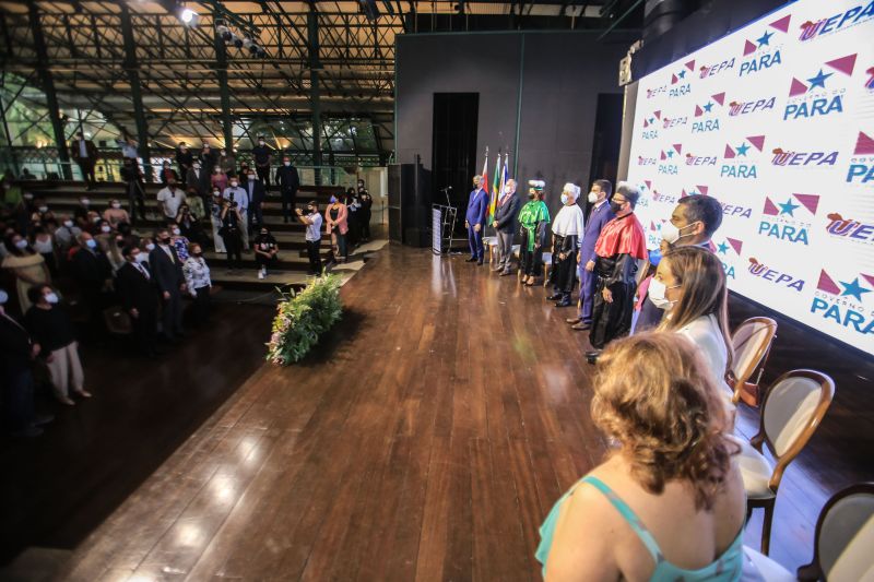 Os professores Clay Anderson Nunes Chagas e Ilma Pastana Ferreira foram empossados, respectivamente, nos cargos de reitor e vice-reitora da Universidade do Estado do Pará (Uepa), para o quadriênio 2021-2025, em cerimônia realizada nesta segunda-feira (07), no Teatro Gasômetro, no Parque da Residência, em Belém.

FOTOS: JADER PAES / AGPARA <div class='credito_fotos'>Foto: Jader Paes / Agência Pará   |   <a href='/midias/2021/originais/8690_07606ad4-a100-b39e-b1a6-d83de87774ee.jpg' download><i class='fa-solid fa-download'></i> Download</a></div>