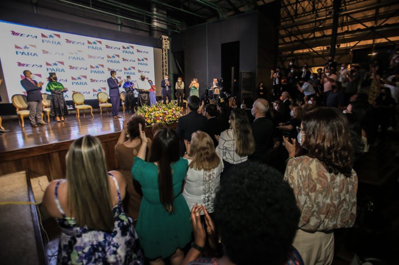 Os professores Clay Anderson Nunes Chagas e Ilma Pastana Ferreira foram empossados, respectivamente, nos cargos de reitor e vice-reitora da Universidade do Estado do Pará (Uepa), para o quadriênio 2021-2025, em cerimônia realizada nesta segunda-feira (07), no Teatro Gasômetro, no Parque da Residência, em Belém.

FOTOS: JADER PAES / AGPARA <div class='credito_fotos'>Foto: Jader Paes / Agência Pará   |   <a href='/midias/2021/originais/8690_0ed1c53c-9760-2492-9b07-723a72c6f972.jpg' download><i class='fa-solid fa-download'></i> Download</a></div>