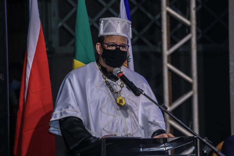 Os professores Clay Anderson Nunes Chagas e Ilma Pastana Ferreira foram empossados, respectivamente, nos cargos de reitor e vice-reitora da Universidade do Estado do Pará (Uepa), para o quadriênio 2021-2025, em cerimônia realizada nesta segunda-feira (07), no Teatro Gasômetro, no Parque da Residência, em Belém.

FOTOS: JADER PAES / AGPARA <div class='credito_fotos'>Foto: Jader Paes / Agência Pará   |   <a href='/midias/2021/originais/8690_1466af8b-7061-1740-a745-5558c1e08535.jpg' download><i class='fa-solid fa-download'></i> Download</a></div>