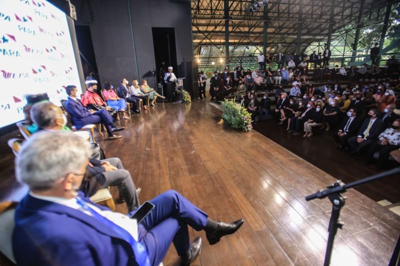 Os professores Clay Anderson Nunes Chagas e Ilma Pastana Ferreira foram empossados, respectivamente, nos cargos de reitor e vice-reitora da Universidade do Estado do Pará (Uepa), para o quadriênio 2021-2025, em cerimônia realizada nesta segunda-feira (07), no Teatro Gasômetro, no Parque da Residência, em Belém.

FOTOS: JADER PAES / AGPARA <div class='credito_fotos'>Foto: Jader Paes / Agência Pará   |   <a href='/midias/2021/originais/8690_4fd8a3e2-266f-e132-7c84-f45aa63f5ab3.jpg' download><i class='fa-solid fa-download'></i> Download</a></div>