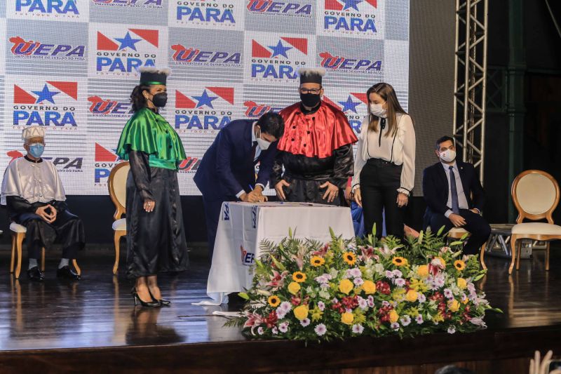 Os professores Clay Anderson Nunes Chagas e Ilma Pastana Ferreira foram empossados, respectivamente, nos cargos de reitor e vice-reitora da Universidade do Estado do Pará (Uepa), para o quadriênio 2021-2025, em cerimônia realizada nesta segunda-feira (07), no Teatro Gasômetro, no Parque da Residência, em Belém.

FOTOS: JADER PAES / AGPARA <div class='credito_fotos'>Foto: Jader Paes / Agência Pará   |   <a href='/midias/2021/originais/8690_55d15bf1-1be9-0c64-ecc9-d67573a04625.jpg' download><i class='fa-solid fa-download'></i> Download</a></div>