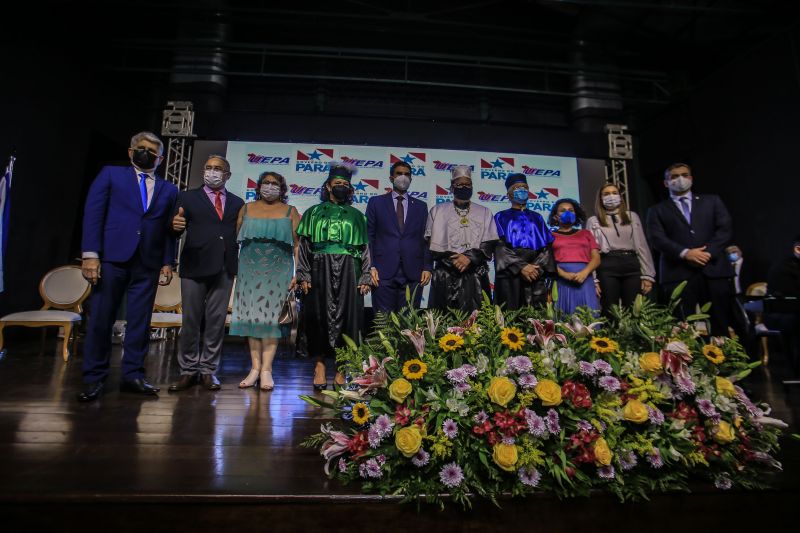 Os professores Clay Anderson Nunes Chagas e Ilma Pastana Ferreira foram empossados, respectivamente, nos cargos de reitor e vice-reitora da Universidade do Estado do Pará (Uepa), para o quadriênio 2021-2025, em cerimônia realizada nesta segunda-feira (07), no Teatro Gasômetro, no Parque da Residência, em Belém.

FOTOS: JADER PAES / AGPARA <div class='credito_fotos'>Foto: Jader Paes / Agência Pará   |   <a href='/midias/2021/originais/8690_5f06fc99-65ad-c7aa-7b7e-ed4c9c94abe4.jpg' download><i class='fa-solid fa-download'></i> Download</a></div>