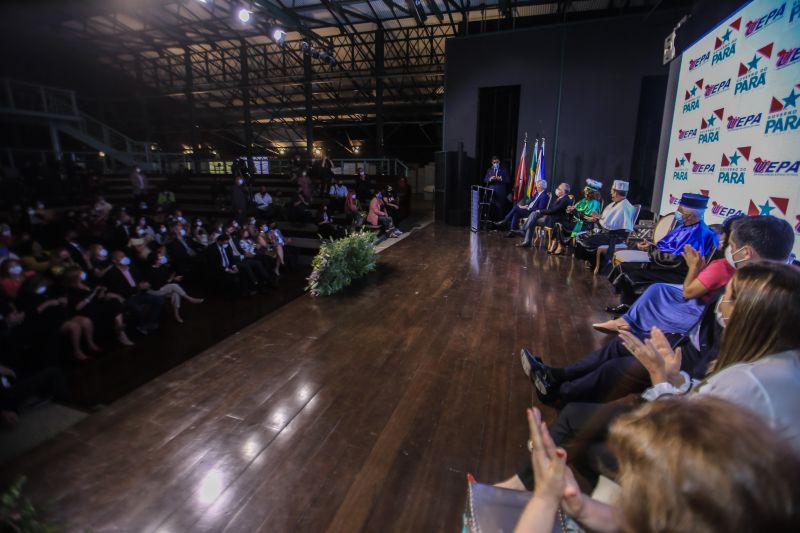 Os professores Clay Anderson Nunes Chagas e Ilma Pastana Ferreira foram empossados, respectivamente, nos cargos de reitor e vice-reitora da Universidade do Estado do Pará (Uepa), para o quadriênio 2021-2025, em cerimônia realizada nesta segunda-feira (07), no Teatro Gasômetro, no Parque da Residência, em Belém.

FOTOS: JADER PAES / AGPARA <div class='credito_fotos'>Foto: Jader Paes / Agência Pará   |   <a href='/midias/2021/originais/8690_78632f42-b0d2-a627-6180-82543e216583.jpg' download><i class='fa-solid fa-download'></i> Download</a></div>