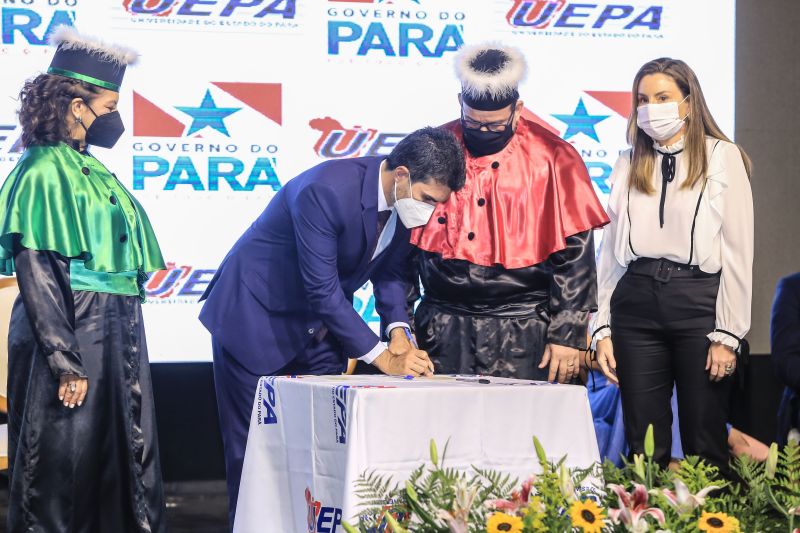 Os professores Clay Anderson Nunes Chagas e Ilma Pastana Ferreira foram empossados, respectivamente, nos cargos de reitor e vice-reitora da Universidade do Estado do Pará (Uepa), para o quadriênio 2021-2025, em cerimônia realizada nesta segunda-feira (07), no Teatro Gasômetro, no Parque da Residência, em Belém.

FOTOS: JADER PAES / AGPARA <div class='credito_fotos'>Foto: Jader Paes / Agência Pará   |   <a href='/midias/2021/originais/8690_8b6680f2-5269-c0d0-f50b-ea190239e36c.jpg' download><i class='fa-solid fa-download'></i> Download</a></div>