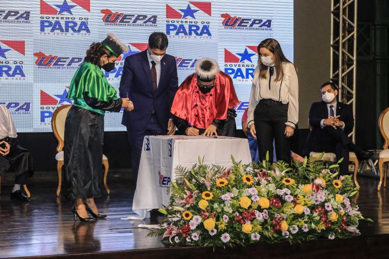 Os professores Clay Anderson Nunes Chagas e Ilma Pastana Ferreira foram empossados, respectivamente, nos cargos de reitor e vice-reitora da Universidade do Estado do Pará (Uepa), para o quadriênio 2021-2025, em cerimônia realizada nesta segunda-feira (07), no Teatro Gasômetro, no Parque da Residência, em Belém.

FOTOS: JADER PAES / AGPARA <div class='credito_fotos'>Foto: Jader Paes / Agência Pará   |   <a href='/midias/2021/originais/8690_b276813b-5c7b-45f5-81bd-03e6e76b5783.jpg' download><i class='fa-solid fa-download'></i> Download</a></div>