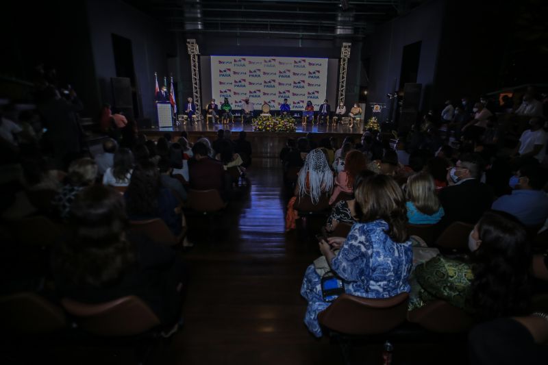 Os professores Clay Anderson Nunes Chagas e Ilma Pastana Ferreira foram empossados, respectivamente, nos cargos de reitor e vice-reitora da Universidade do Estado do Pará (Uepa), para o quadriênio 2021-2025, em cerimônia realizada nesta segunda-feira (07), no Teatro Gasômetro, no Parque da Residência, em Belém.

FOTOS: JADER PAES / AGPARA <div class='credito_fotos'>Foto: Jader Paes / Agência Pará   |   <a href='/midias/2021/originais/8690_c08ea541-3a67-64e7-935a-ca832cc7a2ed.jpg' download><i class='fa-solid fa-download'></i> Download</a></div>