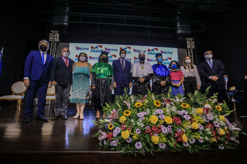 Os professores Clay Anderson Nunes Chagas e Ilma Pastana Ferreira foram empossados, respectivamente, nos cargos de reitor e vice-reitora da Universidade do Estado do Pará (Uepa), para o quadriênio 2021-2025, em cerimônia realizada nesta segunda-feira (07), no Teatro Gasômetro, no Parque da Residência, em Belém.

FOTOS: JADER PAES / AGPARA <div class='credito_fotos'>Foto: Jader Paes / Agência Pará   |   <a href='/midias/2021/originais/8690_cbd9a2fc-4e20-9fe8-96ab-26bc6342a643.jpg' download><i class='fa-solid fa-download'></i> Download</a></div>