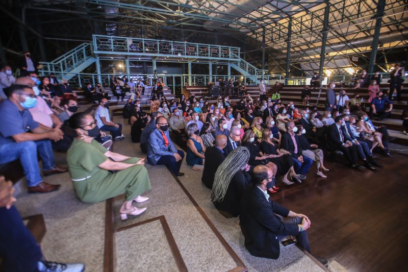 Os professores Clay Anderson Nunes Chagas e Ilma Pastana Ferreira foram empossados, respectivamente, nos cargos de reitor e vice-reitora da Universidade do Estado do Pará (Uepa), para o quadriênio 2021-2025, em cerimônia realizada nesta segunda-feira (07), no Teatro Gasômetro, no Parque da Residência, em Belém.

FOTOS: JADER PAES / AGPARA <div class='credito_fotos'>Foto: Jader Paes / Agência Pará   |   <a href='/midias/2021/originais/8690_fdecc553-cbe5-c60e-338a-c35d519762c9.jpg' download><i class='fa-solid fa-download'></i> Download</a></div>