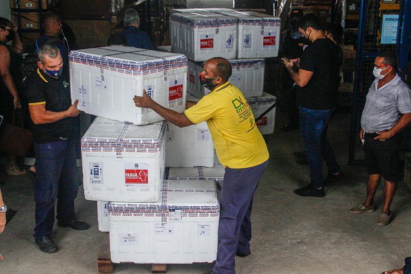 Chegou ao ParÃ¡ no inÃ­cio da tarde desta quarta-feira (09) a trigÃ©sima remessa de vacinas contra a Covid-19, com 207.500 doses da Astrazeneca. AtÃ© o momento, o ParÃ¡ contabiliza o recebimento total de 3.636.680 doses, sendo 1.239.440 da CoronaVac, 2.201.850 da Oxford/AstraZeneca e 195.390 da Pfizer.Â  <div class='credito_fotos'>Foto: Marcelo Seabra / Ag. Pará   |   <a href='/midias/2021/originais/8694_1264c080-8d4d-1d00-b86b-809d93f0a726.jpg' download><i class='fa-solid fa-download'></i> Download</a></div>