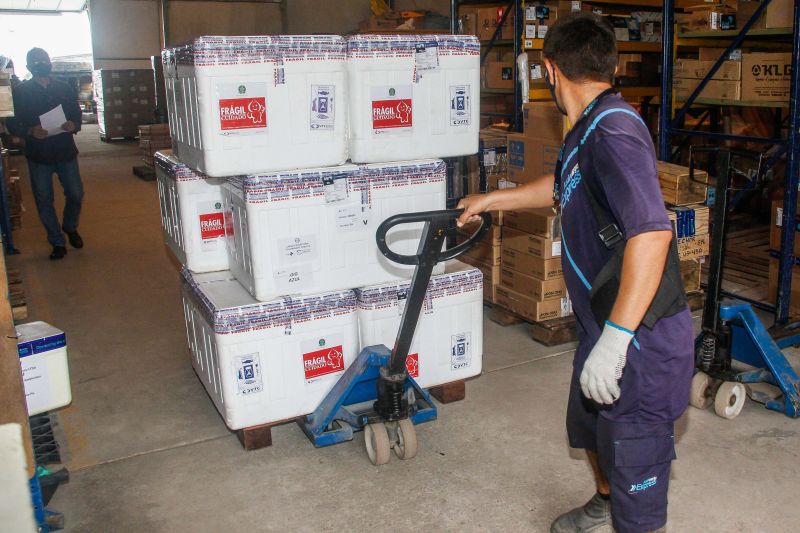 Chegou ao ParÃ¡ no inÃ­cio da tarde desta quarta-feira (09) a trigÃ©sima remessa de vacinas contra a Covid-19, com 207.500 doses da Astrazeneca. AtÃ© o momento, o ParÃ¡ contabiliza o recebimento total de 3.636.680 doses, sendo 1.239.440 da CoronaVac, 2.201.850 da Oxford/AstraZeneca e 195.390 da Pfizer.Â  <div class='credito_fotos'>Foto: Marcelo Seabra / Ag. Pará   |   <a href='/midias/2021/originais/8694_30ba8f18-adf6-4ab8-54e3-1aadbdaaa80b.jpg' download><i class='fa-solid fa-download'></i> Download</a></div>