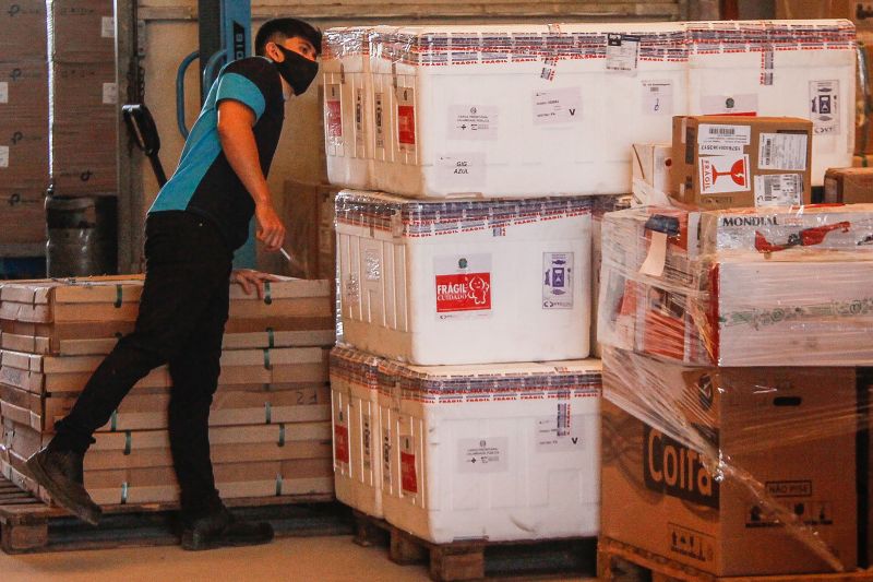 Chegou ao ParÃ¡ no inÃ­cio da tarde desta quarta-feira (09) a trigÃ©sima remessa de vacinas contra a Covid-19, com 207.500 doses da Astrazeneca. AtÃ© o momento, o ParÃ¡ contabiliza o recebimento total de 3.636.680 doses, sendo 1.239.440 da CoronaVac, 2.201.850 da Oxford/AstraZeneca e 195.390 da Pfizer.Â  <div class='credito_fotos'>Foto: Marcelo Seabra / Ag. Pará   |   <a href='/midias/2021/originais/8694_4fa6023a-651d-f839-861d-eb3ef9db6298.jpg' download><i class='fa-solid fa-download'></i> Download</a></div>