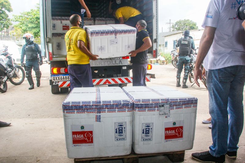 Chegou ao ParÃ¡ no inÃ­cio da tarde desta quarta-feira (09) a trigÃ©sima remessa de vacinas contra a Covid-19, com 207.500 doses da Astrazeneca. AtÃ© o momento, o ParÃ¡ contabiliza o recebimento total de 3.636.680 doses, sendo 1.239.440 da CoronaVac, 2.201.850 da Oxford/AstraZeneca e 195.390 da Pfizer.Â  <div class='credito_fotos'>Foto: Marcelo Seabra / Ag. Pará   |   <a href='/midias/2021/originais/8694_6cc3abf8-6fd9-4c8f-d5d6-8e6b25eaf89b.jpg' download><i class='fa-solid fa-download'></i> Download</a></div>