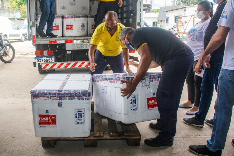 Chegou ao ParÃ¡ no inÃ­cio da tarde desta quarta-feira (09) a trigÃ©sima remessa de vacinas contra a Covid-19, com 207.500 doses da Astrazeneca. AtÃ© o momento, o ParÃ¡ contabiliza o recebimento total de 3.636.680 doses, sendo 1.239.440 da CoronaVac, 2.201.850 da Oxford/AstraZeneca e 195.390 da Pfizer.Â  <div class='credito_fotos'>Foto: Marcelo Seabra / Ag. Pará   |   <a href='/midias/2021/originais/8694_92087301-7f19-2f35-15a5-677eb332e61a.jpg' download><i class='fa-solid fa-download'></i> Download</a></div>