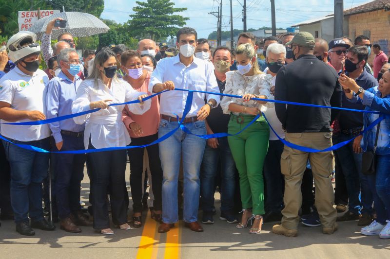 O governador Helder Barbalho participou, na manhÃ£ desta quarta-feira (16), do ato de entrega da nova pavimentaÃ§Ã£o da Estrada da Pirelli, no municÃ­pio de Marituba, RegiÃ£o Metropolitana de BelÃ©m. Os 6 km de extensÃ£o da via receberam asfalto novo e de qualidade atravÃ©s do programa estadual "Asfalto Por Todo o ParÃ¡", executado pela Secretaria de Desenvolvimento Urbano e Obras PÃºblicas (Sedop). <div class='credito_fotos'>Foto: Marco Santos / Ag. Pará   |   <a href='/midias/2021/originais/8719_87f661df-a7b3-53da-a60c-042e917dc2d1.jpg' download><i class='fa-solid fa-download'></i> Download</a></div>