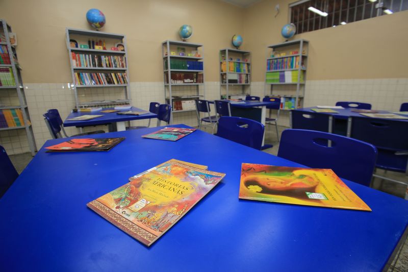 A entrega da Escola Estadual de Ensino MÃ©dio Presidente Tancredo Neves, nesta sexta-feira (18), no municÃ­pio de Placas, na regiÃ£o do Baixo Amazonas, foi festejada pela comunidade escolar local. O espaÃ§o de aprendizagem foi reconstruÃ­do e ampliado para garantir acessibilidade, conforto e qualidade de ensino aos estudantes, professores e toda equipe tÃ©cnico-pedagÃ³gica. <div class='credito_fotos'>Foto: Jader Paes / Agência Pará   |   <a href='/midias/2021/originais/8730_57851b8b-1b42-57f3-f53b-c5855f90133a.jpg' download><i class='fa-solid fa-download'></i> Download</a></div>