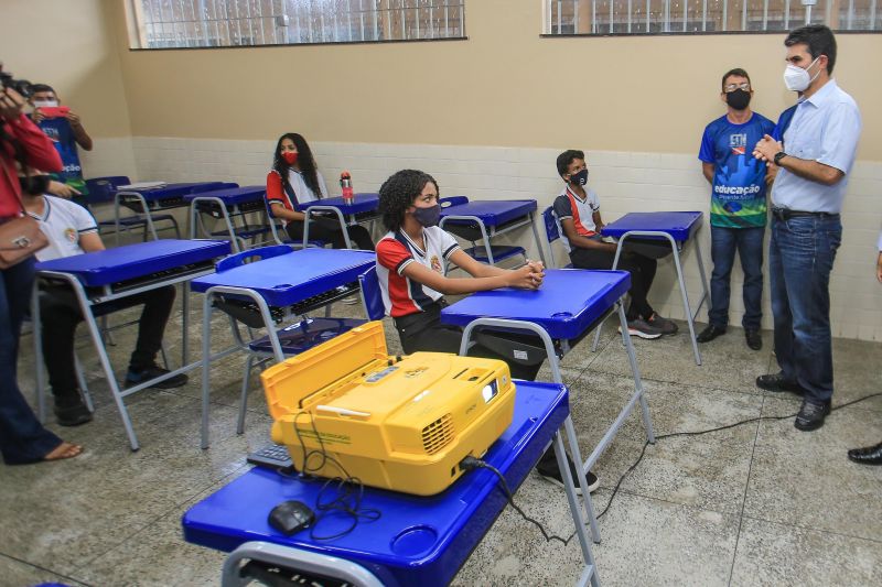 A entrega da Escola Estadual de Ensino MÃ©dio Presidente Tancredo Neves, nesta sexta-feira (18), no municÃ­pio de Placas, na regiÃ£o do Baixo Amazonas, foi festejada pela comunidade escolar local. O espaÃ§o de aprendizagem foi reconstruÃ­do e ampliado para garantir acessibilidade, conforto e qualidade de ensino aos estudantes, professores e toda equipe tÃ©cnico-pedagÃ³gica. <div class='credito_fotos'>Foto: Jader Paes / Agência Pará   |   <a href='/midias/2021/originais/8730_5a828f22-ae25-2575-ea7d-7888b2422108.jpg' download><i class='fa-solid fa-download'></i> Download</a></div>