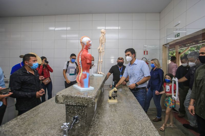 A entrega da Escola Estadual de Ensino MÃ©dio Presidente Tancredo Neves, nesta sexta-feira (18), no municÃ­pio de Placas, na regiÃ£o do Baixo Amazonas, foi festejada pela comunidade escolar local. O espaÃ§o de aprendizagem foi reconstruÃ­do e ampliado para garantir acessibilidade, conforto e qualidade de ensino aos estudantes, professores e toda equipe tÃ©cnico-pedagÃ³gica. <div class='credito_fotos'>Foto: Jader Paes / Agência Pará   |   <a href='/midias/2021/originais/8730_886d0a79-8fb3-2c46-3cf6-6b61c62bf98a.jpg' download><i class='fa-solid fa-download'></i> Download</a></div>