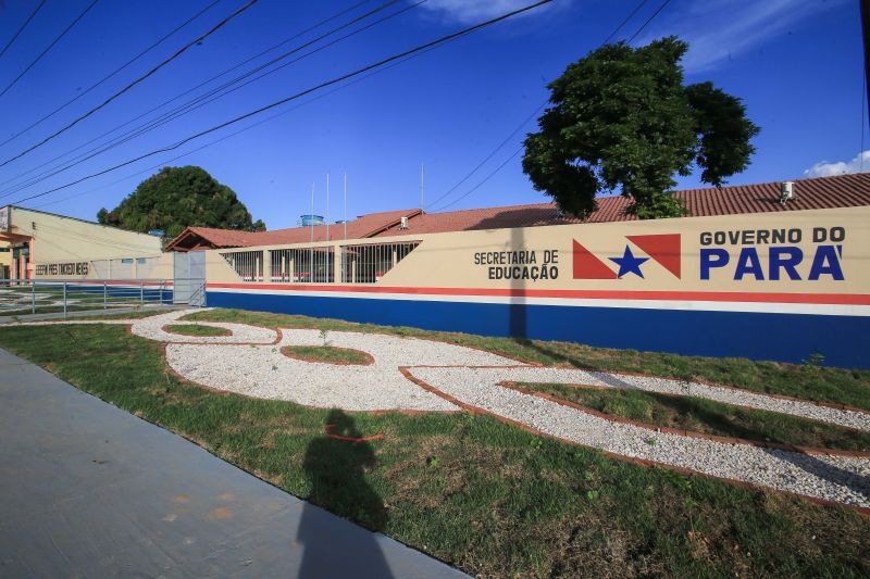 A entrega da Escola Estadual de Ensino MÃ©dio Presidente Tancredo Neves, nesta sexta-feira (18), no municÃ­pio de Placas, na regiÃ£o do Baixo Amazonas, foi festejada pela comunidade escolar local. O espaÃ§o de aprendizagem foi reconstruÃ­do e ampliado para garantir acessibilidade, conforto e qualidade de ensino aos estudantes, professores e toda equipe tÃ©cnico-pedagÃ³gica. <div class='credito_fotos'>Foto: Jader Paes / Agência Pará   |   <a href='/midias/2021/originais/8730_eab7b07c-9e5e-b0ca-2b54-305c682ccd76.jpg' download><i class='fa-solid fa-download'></i> Download</a></div>