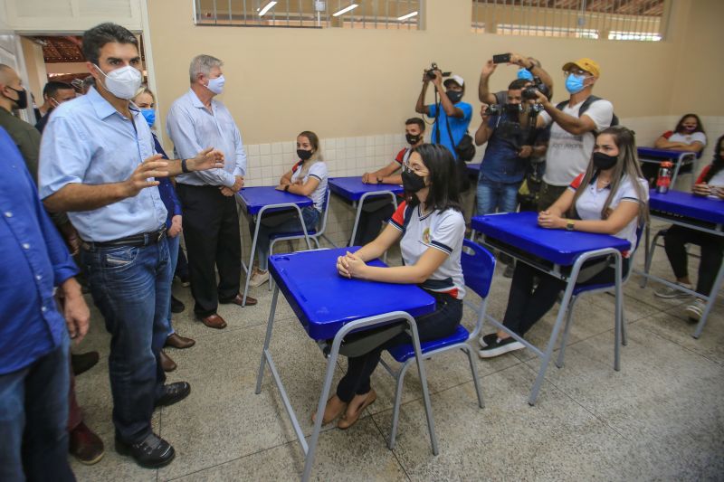 A entrega da Escola Estadual de Ensino MÃ©dio Presidente Tancredo Neves, nesta sexta-feira (18), no municÃ­pio de Placas, na regiÃ£o do Baixo Amazonas, foi festejada pela comunidade escolar local. O espaÃ§o de aprendizagem foi reconstruÃ­do e ampliado para garantir acessibilidade, conforto e qualidade de ensino aos estudantes, professores e toda equipe tÃ©cnico-pedagÃ³gica. <div class='credito_fotos'>Foto: Jader Paes / Agência Pará   |   <a href='/midias/2021/originais/8730_f56b2de9-3cf8-ac3d-7a86-70a27f3ce723.jpg' download><i class='fa-solid fa-download'></i> Download</a></div>