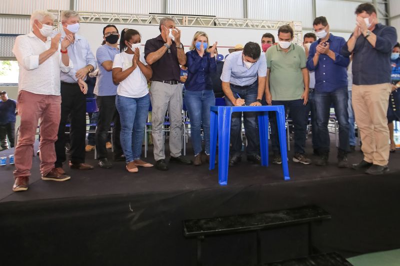 O governador Helder Barbalho cumpriu agenda de trabalho, nesta sexta-feira (18), no municÃ­pio de Placas, no oeste paraense. Acompanhado pela prefeita Raquel Possimoser e pelas demais autoridades presentes, o governador assinou convÃªnios entre Estado e MunicÃ­pio para a construÃ§Ã£o de um monumento em homenagem aos pioneiros da cidade, alÃ©m das construÃ§Ãµes de uma quadra poliesportiva coberta, de um Centro de ReferÃªncia de AssistÃªncia Social (Cras) e de um Centro de ConvivÃªncia. Os documen <div class='credito_fotos'>Foto: Jader Paes / Agência Pará   |   <a href='/midias/2021/originais/8731_1cce9fa0-4259-d1ae-76e6-86775c79076a.jpg' download><i class='fa-solid fa-download'></i> Download</a></div>