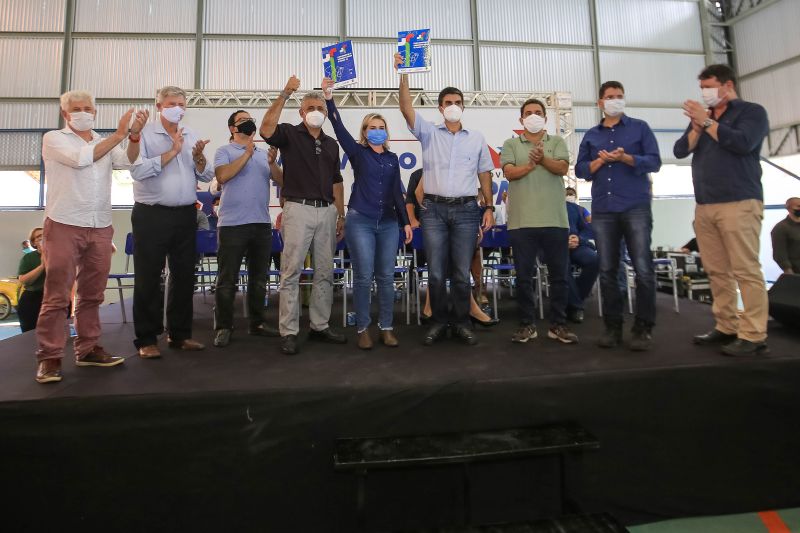 O governador Helder Barbalho cumpriu agenda de trabalho, nesta sexta-feira (18), no municÃ­pio de Placas, no oeste paraense. Acompanhado pela prefeita Raquel Possimoser e pelas demais autoridades presentes, o governador assinou convÃªnios entre Estado e MunicÃ­pio para a construÃ§Ã£o de um monumento em homenagem aos pioneiros da cidade, alÃ©m das construÃ§Ãµes de uma quadra poliesportiva coberta, de um Centro de ReferÃªncia de AssistÃªncia Social (Cras) e de um Centro de ConvivÃªncia. Os documen <div class='credito_fotos'>Foto: Jader Paes / Agência Pará   |   <a href='/midias/2021/originais/8731_4afaa6b4-20ad-27fd-bde5-686c237f042f.jpg' download><i class='fa-solid fa-download'></i> Download</a></div>