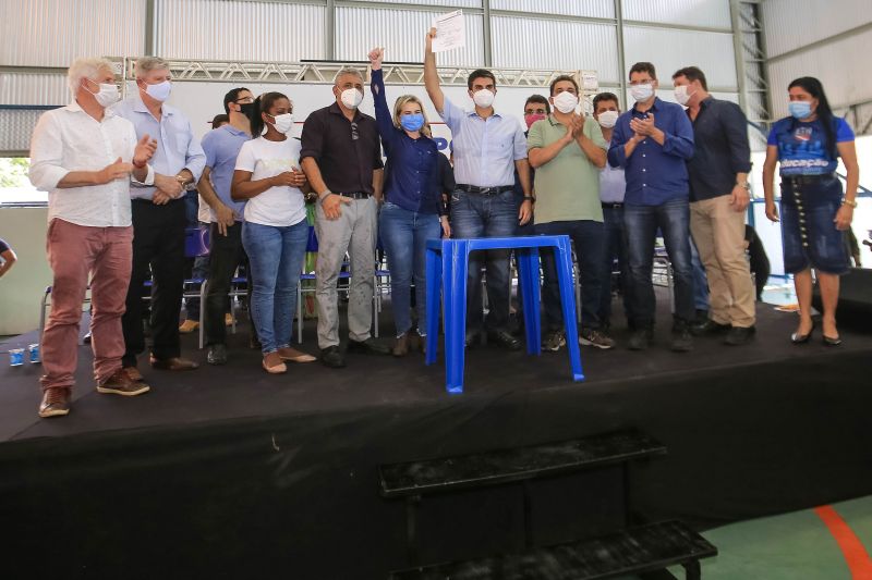 O governador Helder Barbalho cumpriu agenda de trabalho, nesta sexta-feira (18), no municÃ­pio de Placas, no oeste paraense. Acompanhado pela prefeita Raquel Possimoser e pelas demais autoridades presentes, o governador assinou convÃªnios entre Estado e MunicÃ­pio para a construÃ§Ã£o de um monumento em homenagem aos pioneiros da cidade, alÃ©m das construÃ§Ãµes de uma quadra poliesportiva coberta, de um Centro de ReferÃªncia de AssistÃªncia Social (Cras) e de um Centro de ConvivÃªncia. Os documen <div class='credito_fotos'>Foto: Jader Paes / Agência Pará   |   <a href='/midias/2021/originais/8731_4f07eec4-834c-eaf2-b1e8-26e41b87a4fc.jpg' download><i class='fa-solid fa-download'></i> Download</a></div>