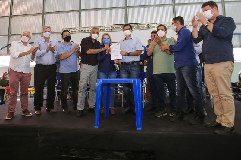 O governador Helder Barbalho cumpriu agenda de trabalho, nesta sexta-feira (18), no municÃ­pio de Placas, no oeste paraense. Acompanhado pela prefeita Raquel Possimoser e pelas demais autoridades presentes, o governador assinou convÃªnios entre Estado e MunicÃ­pio para a construÃ§Ã£o de um monumento em homenagem aos pioneiros da cidade, alÃ©m das construÃ§Ãµes de uma quadra poliesportiva coberta, de um Centro de ReferÃªncia de AssistÃªncia Social (Cras) e de um Centro de ConvivÃªncia. Os documen <div class='credito_fotos'>Foto: Jader Paes / Agência Pará   |   <a href='/midias/2021/originais/8731_5ce52166-1cd8-c4d6-e56b-878a2b608a60.jpg' download><i class='fa-solid fa-download'></i> Download</a></div>