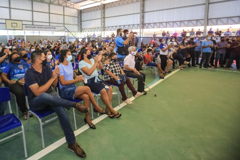 O governador Helder Barbalho cumpriu agenda de trabalho, nesta sexta-feira (18), no municÃ­pio de Placas, no oeste paraense. Acompanhado pela prefeita Raquel Possimoser e pelas demais autoridades presentes, o governador assinou convÃªnios entre Estado e MunicÃ­pio para a construÃ§Ã£o de um monumento em homenagem aos pioneiros da cidade, alÃ©m das construÃ§Ãµes de uma quadra poliesportiva coberta, de um Centro de ReferÃªncia de AssistÃªncia Social (Cras) e de um Centro de ConvivÃªncia. Os documen <div class='credito_fotos'>Foto: Jader Paes / Agência Pará   |   <a href='/midias/2021/originais/8731_72b7e7c2-82a3-b03c-fab1-388b3048e09f.jpg' download><i class='fa-solid fa-download'></i> Download</a></div>