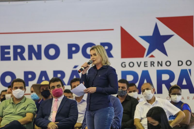 O governador Helder Barbalho cumpriu agenda de trabalho, nesta sexta-feira (18), no municÃ­pio de Placas, no oeste paraense. Acompanhado pela prefeita Raquel Possimoser e pelas demais autoridades presentes, o governador assinou convÃªnios entre Estado e MunicÃ­pio para a construÃ§Ã£o de um monumento em homenagem aos pioneiros da cidade, alÃ©m das construÃ§Ãµes de uma quadra poliesportiva coberta, de um Centro de ReferÃªncia de AssistÃªncia Social (Cras) e de um Centro de ConvivÃªncia. Os documen
Prefeita de Placas. Raquel Possimoser <div class='credito_fotos'>Foto: Jader Paes / Agência Pará   |   <a href='/midias/2021/originais/8731_99a38366-0c34-a775-6274-50d6109bf8bc.jpg' download><i class='fa-solid fa-download'></i> Download</a></div>