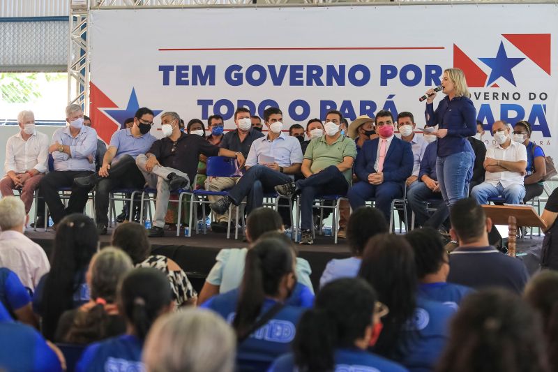 O governador Helder Barbalho cumpriu agenda de trabalho, nesta sexta-feira (18), no municÃ­pio de Placas, no oeste paraense. Acompanhado pela prefeita Raquel Possimoser e pelas demais autoridades presentes, o governador assinou convÃªnios entre Estado e MunicÃ­pio para a construÃ§Ã£o de um monumento em homenagem aos pioneiros da cidade, alÃ©m das construÃ§Ãµes de uma quadra poliesportiva coberta, de um Centro de ReferÃªncia de AssistÃªncia Social (Cras) e de um Centro de ConvivÃªncia. Os documen <div class='credito_fotos'>Foto: Jader Paes / Agência Pará   |   <a href='/midias/2021/originais/8731_c95dd754-dad9-de63-f4dc-5908080950ab.jpg' download><i class='fa-solid fa-download'></i> Download</a></div>