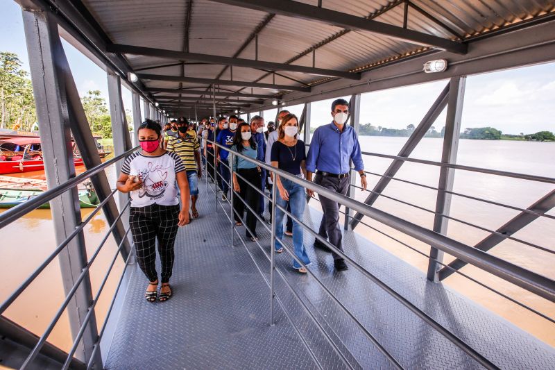 Um dos presentes recebidos pelo municÃ­pio de SantarÃ©m, no Baixo Amazonas, pelos seus 360 anos, completos nesta terÃ§a-feira (22), foi o Terminal HidroviÃ¡rio de Passageiros de Santana do TaparÃ¡, distrito portuÃ¡rio da cidade. ConstruÃ­do Ã s margens do rio Amazonas pela Companhia de Portos e Hidrovias do ParÃ¡ (CPH), o novo porto deve receber cerca de 2 mil usuÃ¡rios por mÃªs e beneficiar 300 mil habitantes da regiÃ£o. O governador do Estado, Helder Barbalho, participou da entrega desse impor <div class='credito_fotos'>Foto: Marco Santos / Ag. Pará   |   <a href='/midias/2021/originais/8740_018748d9-452d-64dc-9165-4ea557c0aa11.jpg' download><i class='fa-solid fa-download'></i> Download</a></div>