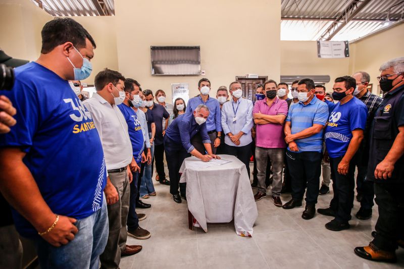 Um dos presentes recebidos pelo municÃ­pio de SantarÃ©m, no Baixo Amazonas, pelos seus 360 anos, completos nesta terÃ§a-feira (22), foi o Terminal HidroviÃ¡rio de Passageiros de Santana do TaparÃ¡, distrito portuÃ¡rio da cidade. ConstruÃ­do Ã s margens do rio Amazonas pela Companhia de Portos e Hidrovias do ParÃ¡ (CPH), o novo porto deve receber cerca de 2 mil usuÃ¡rios por mÃªs e beneficiar 300 mil habitantes da regiÃ£o. O governador do Estado, Helder Barbalho, participou da entrega desse impor <div class='credito_fotos'>Foto: Marco Santos / Ag. Pará   |   <a href='/midias/2021/originais/8740_5b0106d6-fe12-c411-113a-a89219e1b2eb.jpg' download><i class='fa-solid fa-download'></i> Download</a></div>