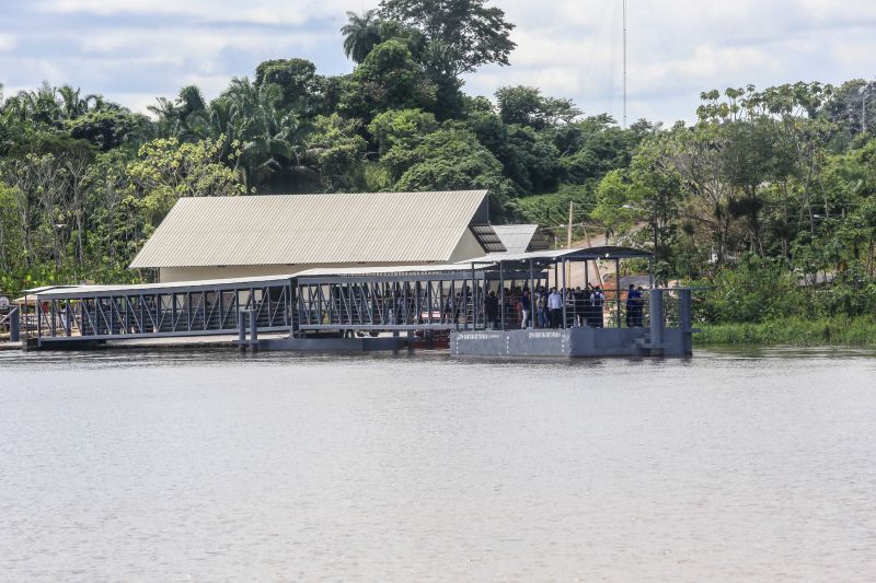 Um dos presentes recebidos pelo municÃ­pio de SantarÃ©m, no Baixo Amazonas, pelos seus 360 anos, completos nesta terÃ§a-feira (22), foi o Terminal HidroviÃ¡rio de Passageiros de Santana do TaparÃ¡, distrito portuÃ¡rio da cidade. ConstruÃ­do Ã s margens do rio Amazonas pela Companhia de Portos e Hidrovias do ParÃ¡ (CPH), o novo porto deve receber cerca de 2 mil usuÃ¡rios por mÃªs e beneficiar 300 mil habitantes da regiÃ£o. O governador do Estado, Helder Barbalho, participou da entrega desse impor <div class='credito_fotos'>Foto: Marco Santos / Ag. Pará   |   <a href='/midias/2021/originais/8740_74eb49b2-4155-665a-81b8-7cf82f2007cb.jpg' download><i class='fa-solid fa-download'></i> Download</a></div>