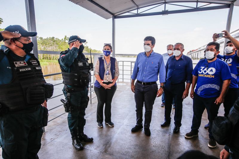 Um dos presentes recebidos pelo municÃ­pio de SantarÃ©m, no Baixo Amazonas, pelos seus 360 anos, completos nesta terÃ§a-feira (22), foi o Terminal HidroviÃ¡rio de Passageiros de Santana do TaparÃ¡, distrito portuÃ¡rio da cidade. ConstruÃ­do Ã s margens do rio Amazonas pela Companhia de Portos e Hidrovias do ParÃ¡ (CPH), o novo porto deve receber cerca de 2 mil usuÃ¡rios por mÃªs e beneficiar 300 mil habitantes da regiÃ£o. O governador do Estado, Helder Barbalho, participou da entrega desse impor <div class='credito_fotos'>Foto: Marco Santos / Ag. Pará   |   <a href='/midias/2021/originais/8740_8459a1fc-9914-5949-49e0-fcb026d94751.jpg' download><i class='fa-solid fa-download'></i> Download</a></div>