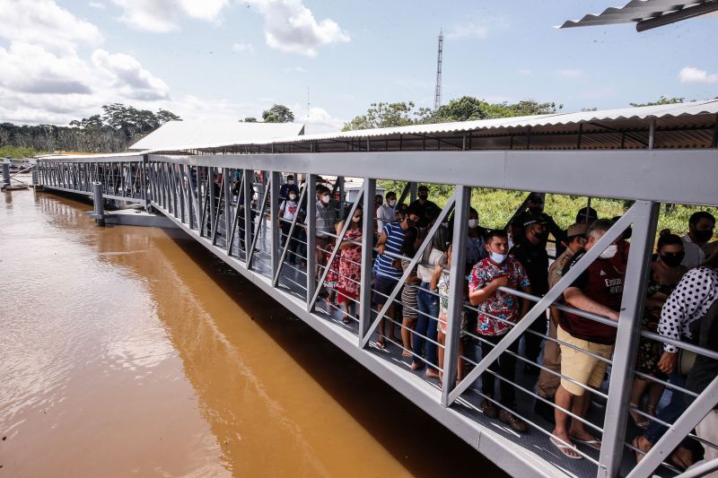 Um dos presentes recebidos pelo municÃ­pio de SantarÃ©m, no Baixo Amazonas, pelos seus 360 anos, completos nesta terÃ§a-feira (22), foi o Terminal HidroviÃ¡rio de Passageiros de Santana do TaparÃ¡, distrito portuÃ¡rio da cidade. ConstruÃ­do Ã s margens do rio Amazonas pela Companhia de Portos e Hidrovias do ParÃ¡ (CPH), o novo porto deve receber cerca de 2 mil usuÃ¡rios por mÃªs e beneficiar 300 mil habitantes da regiÃ£o. O governador do Estado, Helder Barbalho, participou da entrega desse impor <div class='credito_fotos'>Foto: Marco Santos / Ag. Pará   |   <a href='/midias/2021/originais/8740_a4a3be3b-950a-ce80-7427-cc33b8bd09ef.jpg' download><i class='fa-solid fa-download'></i> Download</a></div>