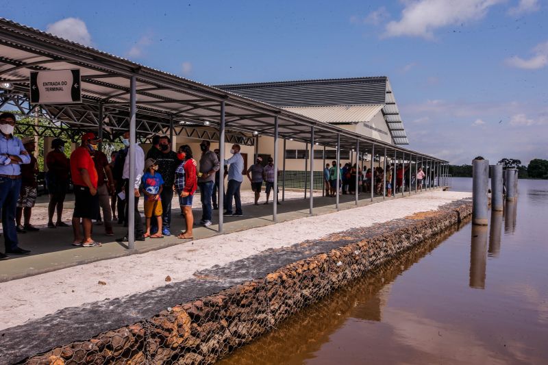 Um dos presentes recebidos pelo municÃ­pio de SantarÃ©m, no Baixo Amazonas, pelos seus 360 anos, completos nesta terÃ§a-feira (22), foi o Terminal HidroviÃ¡rio de Passageiros de Santana do TaparÃ¡, distrito portuÃ¡rio da cidade. ConstruÃ­do Ã s margens do rio Amazonas pela Companhia de Portos e Hidrovias do ParÃ¡ (CPH), o novo porto deve receber cerca de 2 mil usuÃ¡rios por mÃªs e beneficiar 300 mil habitantes da regiÃ£o. O governador do Estado, Helder Barbalho, participou da entrega desse impor <div class='credito_fotos'>Foto: Marco Santos / Ag. Pará   |   <a href='/midias/2021/originais/8740_a9ec61ff-5e11-d81f-ff0a-fdb32e8ba64b.jpg' download><i class='fa-solid fa-download'></i> Download</a></div>