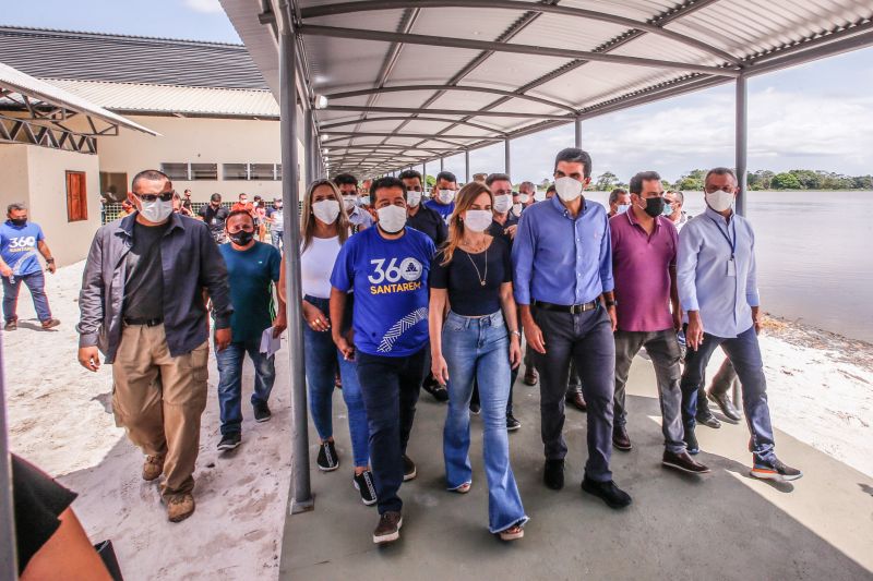 Um dos presentes recebidos pelo municÃ­pio de SantarÃ©m, no Baixo Amazonas, pelos seus 360 anos, completos nesta terÃ§a-feira (22), foi o Terminal HidroviÃ¡rio de Passageiros de Santana do TaparÃ¡, distrito portuÃ¡rio da cidade. ConstruÃ­do Ã s margens do rio Amazonas pela Companhia de Portos e Hidrovias do ParÃ¡ (CPH), o novo porto deve receber cerca de 2 mil usuÃ¡rios por mÃªs e beneficiar 300 mil habitantes da regiÃ£o. O governador do Estado, Helder Barbalho, participou da entrega desse impor <div class='credito_fotos'>Foto: Marco Santos / Ag. Pará   |   <a href='/midias/2021/originais/8740_aaa0e019-c4d8-c369-41a9-d9a4e78dba2d.jpg' download><i class='fa-solid fa-download'></i> Download</a></div>