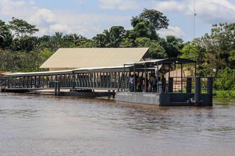 Um dos presentes recebidos pelo municÃ­pio de SantarÃ©m, no Baixo Amazonas, pelos seus 360 anos, completos nesta terÃ§a-feira (22), foi o Terminal HidroviÃ¡rio de Passageiros de Santana do TaparÃ¡, distrito portuÃ¡rio da cidade. ConstruÃ­do Ã s margens do rio Amazonas pela Companhia de Portos e Hidrovias do ParÃ¡ (CPH), o novo porto deve receber cerca de 2 mil usuÃ¡rios por mÃªs e beneficiar 300 mil habitantes da regiÃ£o. O governador do Estado, Helder Barbalho, participou da entrega desse impor <div class='credito_fotos'>Foto: Marco Santos / Ag. Pará   |   <a href='/midias/2021/originais/8740_b04ef57b-cf25-e472-0075-af14d15efbb3.jpg' download><i class='fa-solid fa-download'></i> Download</a></div>