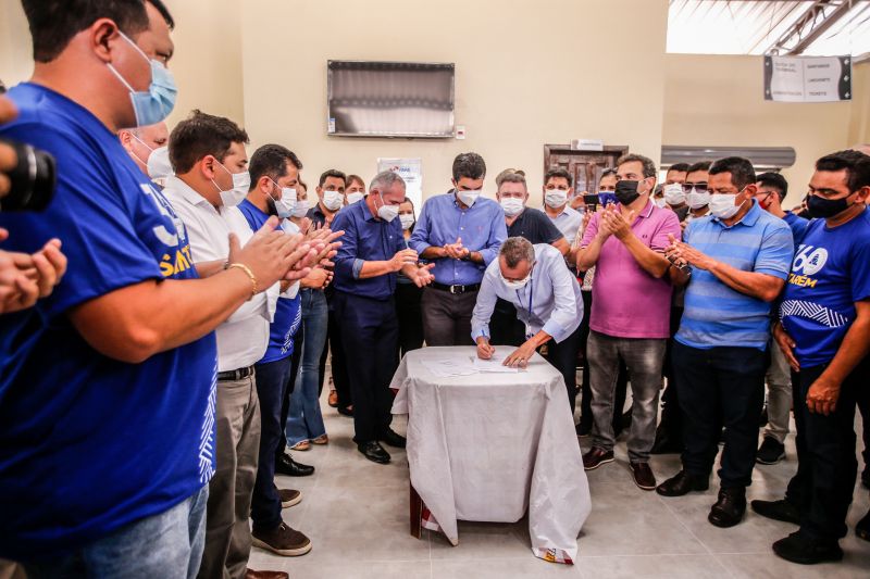 Um dos presentes recebidos pelo municÃ­pio de SantarÃ©m, no Baixo Amazonas, pelos seus 360 anos, completos nesta terÃ§a-feira (22), foi o Terminal HidroviÃ¡rio de Passageiros de Santana do TaparÃ¡, distrito portuÃ¡rio da cidade. ConstruÃ­do Ã s margens do rio Amazonas pela Companhia de Portos e Hidrovias do ParÃ¡ (CPH), o novo porto deve receber cerca de 2 mil usuÃ¡rios por mÃªs e beneficiar 300 mil habitantes da regiÃ£o. O governador do Estado, Helder Barbalho, participou da entrega desse impor <div class='credito_fotos'>Foto: Marco Santos / Ag. Pará   |   <a href='/midias/2021/originais/8740_cd6976c7-141e-9c02-1292-06942a5ea7fe.jpg' download><i class='fa-solid fa-download'></i> Download</a></div>