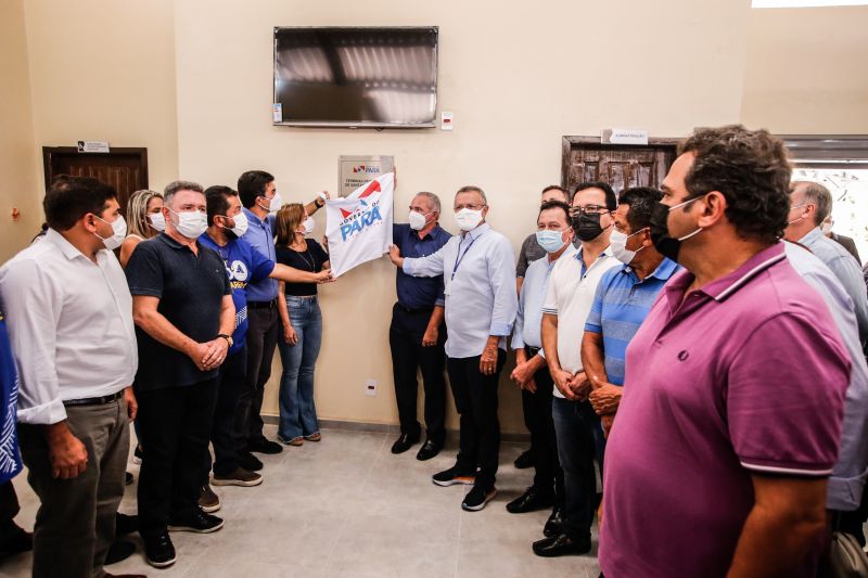 Um dos presentes recebidos pelo municÃ­pio de SantarÃ©m, no Baixo Amazonas, pelos seus 360 anos, completos nesta terÃ§a-feira (22), foi o Terminal HidroviÃ¡rio de Passageiros de Santana do TaparÃ¡, distrito portuÃ¡rio da cidade. ConstruÃ­do Ã s margens do rio Amazonas pela Companhia de Portos e Hidrovias do ParÃ¡ (CPH), o novo porto deve receber cerca de 2 mil usuÃ¡rios por mÃªs e beneficiar 300 mil habitantes da regiÃ£o. O governador do Estado, Helder Barbalho, participou da entrega desse impor <div class='credito_fotos'>Foto: Marco Santos / Ag. Pará   |   <a href='/midias/2021/originais/8740_ff1b7b07-c8d1-f156-cf17-ca37a9dfc7a3.jpg' download><i class='fa-solid fa-download'></i> Download</a></div>