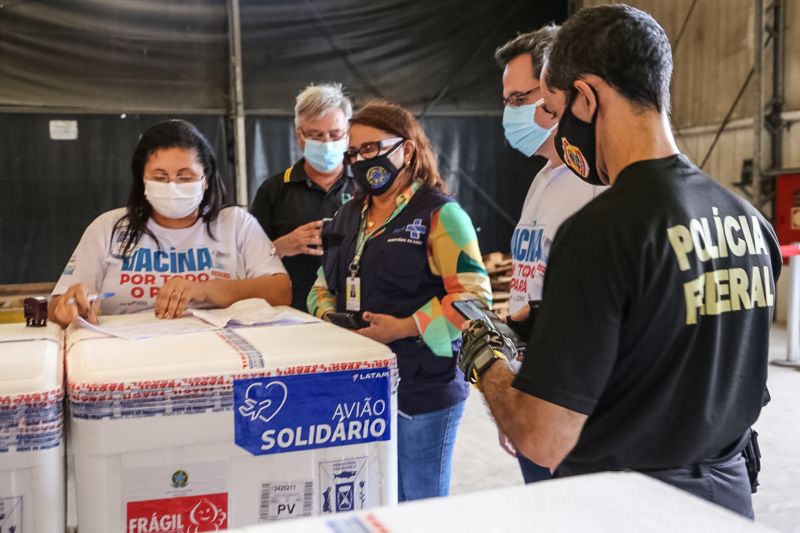 Na tarde desta quinta-feira (24) chegou ao ParÃ¡ mais uma remessa de vacinas contra a covid-19, enviadas pelo MinistÃ©rio da SaÃºde. De janeiro de 2021 para cÃ¡, o Estado recebeu 4 milhÃµes,124 mil e 460 doses. <div class='credito_fotos'>Foto: Bruno Cecim / Ag.Pará   |   <a href='/midias/2021/originais/8751_08523ef2-c960-a1c1-3d8d-40af0fd1f2d1.jpg' download><i class='fa-solid fa-download'></i> Download</a></div>