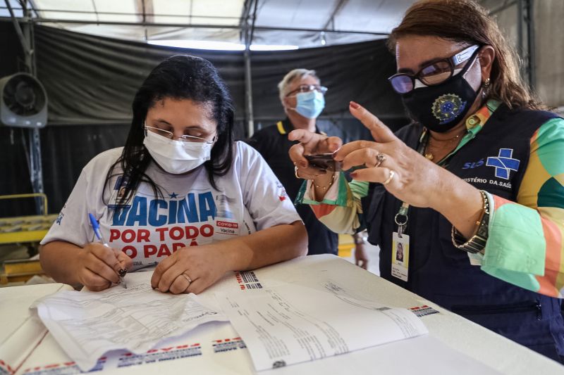 Na tarde desta quinta-feira (24) chegou ao ParÃ¡ mais uma remessa de vacinas contra a covid-19, enviadas pelo MinistÃ©rio da SaÃºde. De janeiro de 2021 para cÃ¡, o Estado recebeu 4 milhÃµes,124 mil e 460 doses. <div class='credito_fotos'>Foto: Bruno Cecim / Ag.Pará   |   <a href='/midias/2021/originais/8751_4181a5fc-dcf0-1357-aca2-2833d755d6e7.jpg' download><i class='fa-solid fa-download'></i> Download</a></div>