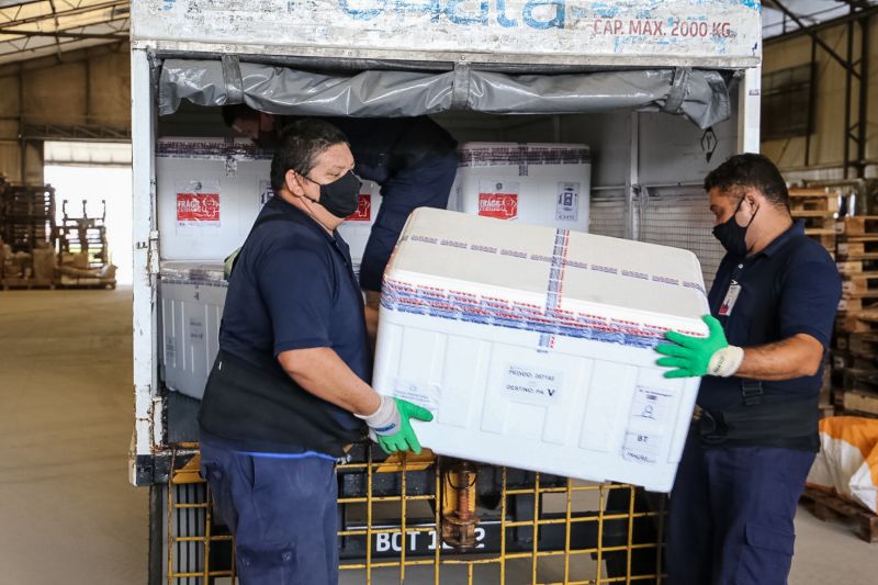 Na tarde desta quinta-feira (24) chegou ao ParÃ¡ mais uma remessa de vacinas contra a covid-19, enviadas pelo MinistÃ©rio da SaÃºde. De janeiro de 2021 para cÃ¡, o Estado recebeu 4 milhÃµes,124 mil e 460 doses. <div class='credito_fotos'>Foto: Bruno Cecim / Ag.Pará   |   <a href='/midias/2021/originais/8751_a69a5531-042a-aadb-a4f6-c55bd2a763fe.jpg' download><i class='fa-solid fa-download'></i> Download</a></div>