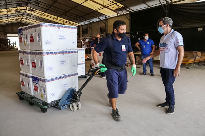 Na tarde desta quinta-feira (24) chegou ao ParÃ¡ mais uma remessa de vacinas contra a covid-19, enviadas pelo MinistÃ©rio da SaÃºde. De janeiro de 2021 para cÃ¡, o Estado recebeu 4 milhÃµes,124 mil e 460 doses. <div class='credito_fotos'>Foto: Bruno Cecim / Ag.Pará   |   <a href='/midias/2021/originais/8751_f4728304-9795-a560-6dd9-3a5fc11eac3b.jpg' download><i class='fa-solid fa-download'></i> Download</a></div>