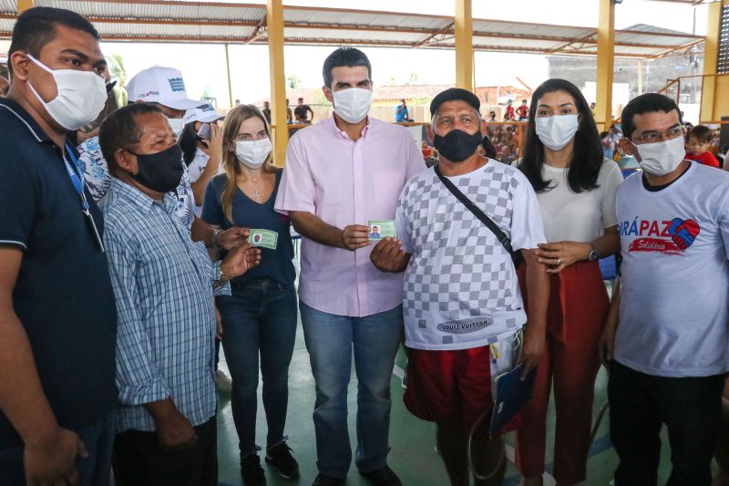 Governador e primeira dama participam de ação ParaPaz em Salinas - Pa
 <div class='credito_fotos'>Foto: Rodrigo Pinheiro / Ag.Pará   |   <a href='/midias/2021/originais/8802_5400f1fd-1528-e4ff-d63c-2d0207eea69b.jpg' download><i class='fa-solid fa-download'></i> Download</a></div>