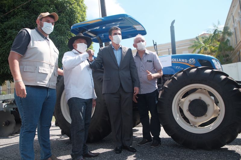 Governador entrega máquina que agrega valor aos trabalhadores rurais de Tomé açu